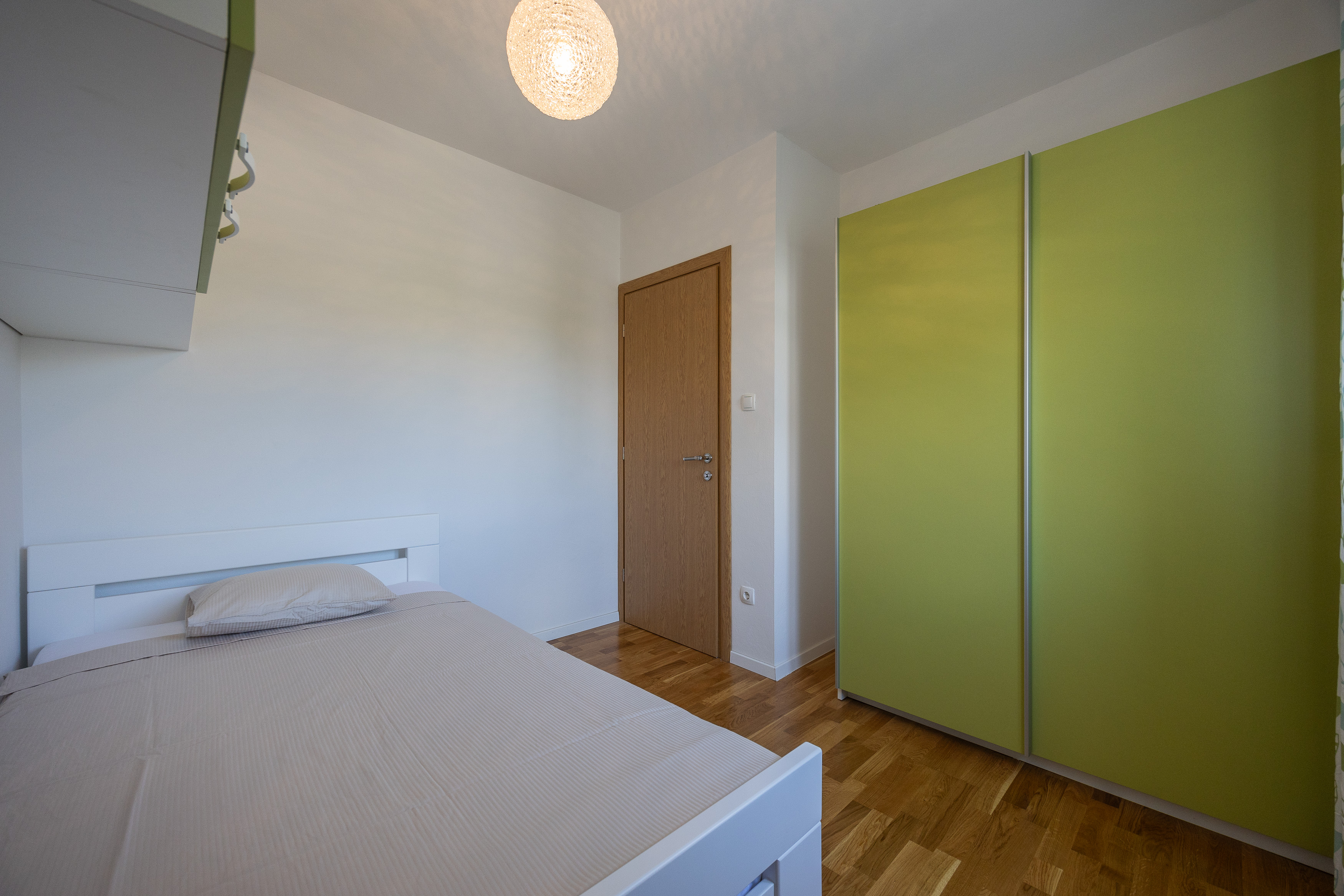 Single bedroom with wardrobe