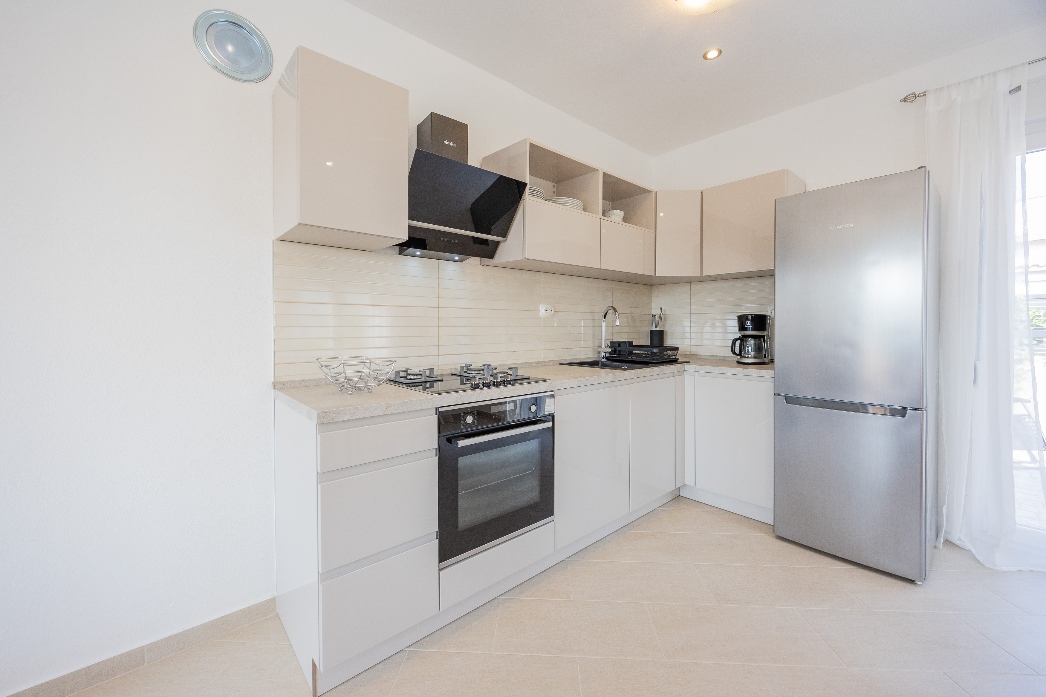 Fully equipped kitchen with oven and refrigerator